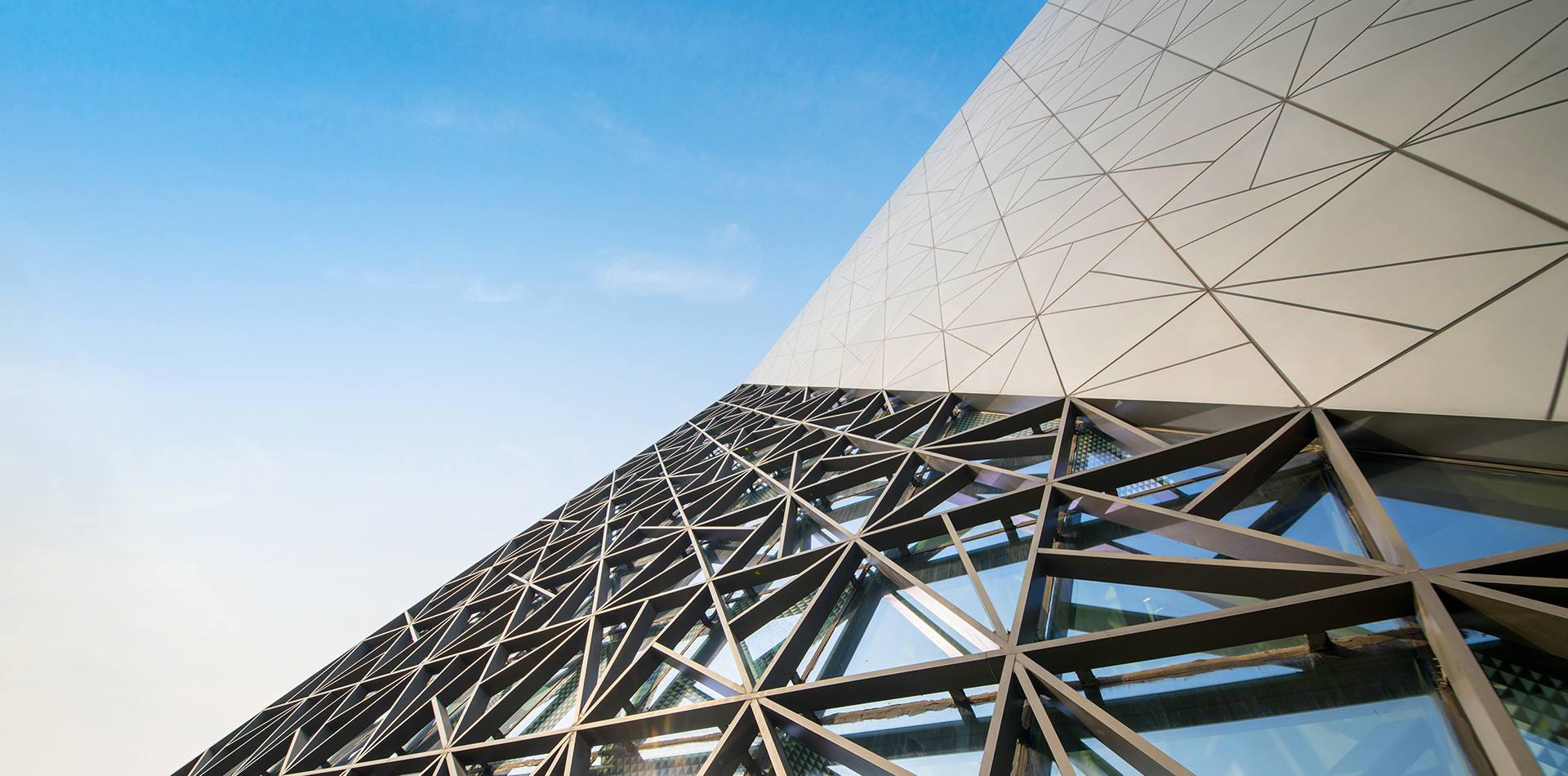 Standardize engineering construction management and control, strictly adhere to the bottom line of safety and quality, and meticulously build benchmark projects in the industry.